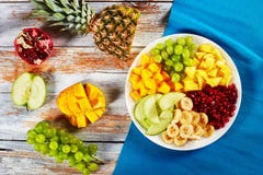 Läcker fruktsallad som läggas ut på segment royaltyfria bilder Läcker fruktsallad som läggas ut på segment royaltyfria bilder