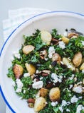 Läcker hemlagad stekpotatis, grönkål och sallad för fetaost med muttrar fotografering för bildbyråer Läcker hemlagad stekpotatis, grönkål och sallad för fetaost med muttrar fotografering för bildbyråer