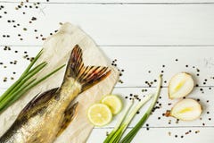 Läcker ny fisk med aromatiska kryddor på en vit trätabell Utrymme för text, bästa sikt royaltyfri fotografi Läcker ny fisk med aromatiska kryddor på en vit trätabell Utrymme för text, bästa sikt royaltyfri fotografi