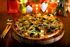 Läcker pizza för BBQ-hönaost med extra ost och svart oliv royaltyfri bild Läcker pizza för BBQ-hönaost med extra ost och svart oliv royaltyfri bild