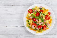 Läcker sallad av den italienska pastafusillien royaltyfri bild Läcker sallad av den italienska pastafusillien royaltyfri bild
