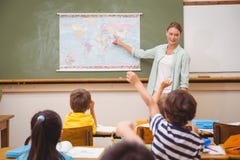 Lärare som ger en geografikurs i klassrum royaltyfri bild Lärare som ger en geografikurs i klassrum royaltyfri bild