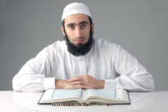 Läs- Quran för arabisk muslimman royaltyfri bild Läs- Quran för arabisk muslimman royaltyfri bild