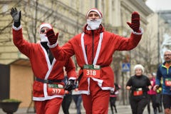 Läufer auf traditionellem Vilnius-Weihnachtsrennen lizenzfreies stockfoto Läufer auf traditionellem Vilnius-Weihnachtsrennen lizenzfreies stockfoto