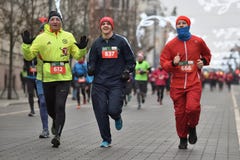 Läufer auf traditionellem Vilnius-Weihnachtsrennen stockbilder Läufer auf traditionellem Vilnius-Weihnachtsrennen stockbilder