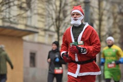 Läufer auf traditionellem Vilnius-Weihnachtsrennen lizenzfreies stockfoto Läufer auf traditionellem Vilnius-Weihnachtsrennen lizenzfreies stockfoto