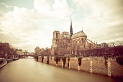 Notre Dame de Paris på en molnig dag arkivfoto Notre Dame de Paris på en molnig dag arkivfoto