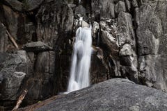 Lång exponeringsvattenfall på den Chilnualna slingan Yosemite royaltyfri foto Lång exponeringsvattenfall på den Chilnualna slingan Yosemite royaltyfri foto