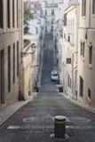 Lång och smal gata i chiadoen Lissabon, Portugal arkivfoto Lång och smal gata i chiadoen Lissabon, Portugal arkivfoto