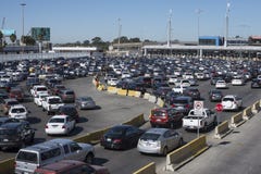 Långa rader på den Tijuana gränsövergången fotografering för bildbyråer Långa rader på den Tijuana gränsövergången fotografering för bildbyråer
