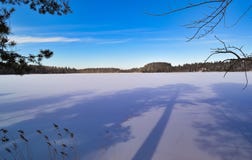 Långa skuggor på sjön för ligganderussia för 33c januari ural vinter temperatur royaltyfri foto Långa skuggor på sjön för ligganderussia för 33c januari ural vinter temperatur royaltyfri foto