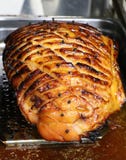 Långsam grillad saltad och rökt skinka i ugnen royaltyfria bilder Långsam grillad saltad och rökt skinka i ugnen royaltyfria bilder
