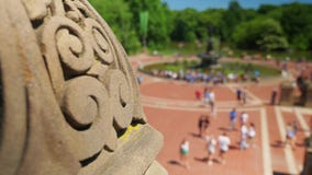 Långsamma Dolly Reveal Establishing Shot av Bethesda Fountain i Central Park lager videofilmer Långsamma Dolly Reveal Establishing Shot av Bethesda Fountain i Central Park lager videofilmer