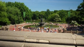Långsamma Dolly Up Reveal Establishing Shot av Bethesda Fountain i Central Park lager videofilmer Långsamma Dolly Up Reveal Establishing Shot av Bethesda Fountain i Central Park lager videofilmer