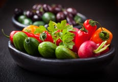 Légume cru de casse-croûte avec des olives images libres de droits Légume cru de casse-croûte avec des olives images libres de droits