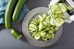 Légume de concombre de Spiralizing avec le spiralizer images stock Légume de concombre de Spiralizing avec le spiralizer images stock