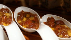 Légumes asiatiques avec de la sauce brune dedans avec des cuillères photos stock Légumes asiatiques avec de la sauce brune dedans avec des cuillères photos stock