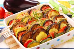 Légumes cuits au four avec du fromage image libre de droits Légumes cuits au four avec du fromage image libre de droits