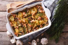 Légumes cuits au four avec le lard et le plan rapproché de champignons Vue supérieure image stock Légumes cuits au four avec le lard et le plan rapproché de champignons Vue supérieure image stock