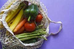 Légumes frais et fruit dans le sac à provisions réutilisable image libre de droits Légumes frais et fruit dans le sac à provisions réutilisable image libre de droits