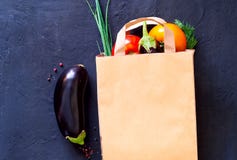 Légumes traditionnels dans le sac de papier sur le fond foncé, faisant des emplettes dans le supermarché, concept de l'alimentati image libre de droits Légumes traditionnels dans le sac de papier sur le fond foncé, faisant des emplettes dans le supermarché, concept de l'alimentati image libre de droits