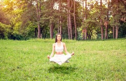 Lévitation de méditation de yoga – concentration de fille dans l'exercice de yoga images libres de droits Lévitation de méditation de yoga – concentration de fille dans l'exercice de yoga images libres de droits