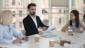 Líder da equipe ou participante de conferência masculino que fala na reunião de grupo video estoque Líder da equipe ou participante de conferência masculino que fala na reunião de grupo video estoque