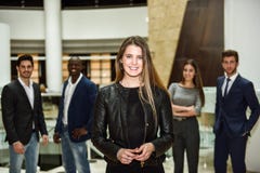 Líder de la empresaria que mira la cámara en el ambiente de trabajo fotos de archivo Líder de la empresaria que mira la cámara en el ambiente de trabajo fotos de archivo