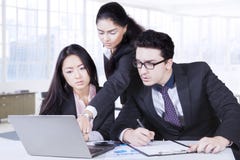 Líder que mostra um trabalho no portátil foto de stock royalty free Líder que mostra um trabalho no portátil foto de stock royalty free