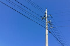 Línea eléctrica eléctrica con el polo y alambre con el backgr claro del cielo azul fotografía de archivo libre de regalías Línea eléctrica eléctrica con el polo y alambre con el backgr claro del cielo azul fotografía de archivo libre de regalías