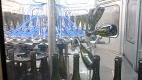 Línea embotelladoa y de aislamiento fábrica del transportador del lagar almacen de metraje de vídeo Línea embotelladoa y de aislamiento fábrica del transportador del lagar almacen de metraje de vídeo
