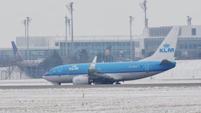 Líneas aéreas Boeing de KLM Royal Dutch que lleva en taxi en pista nevosa Líneas aéreas Boeing de KLM Royal Dutch que lleva en taxi en pista nevosa