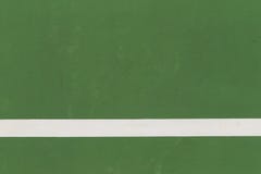 Líneas blancas de campos de tenis en fondo verde del piso foto de archivo libre de regalías Líneas blancas de campos de tenis en fondo verde del piso foto de archivo libre de regalías