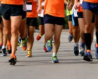 Löpare som springer till mållinjen av maraton royaltyfri foto Löpare som springer till mållinjen av maraton royaltyfri foto