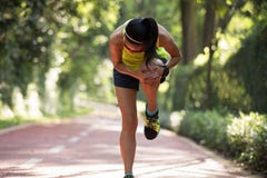 Löparelidande med smärtar på sportar som kör knäskadan arkivbild Löparelidande med smärtar på sportar som kör knäskadan arkivbild