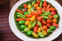Löschbare nachgemachte Früchte des thailändischen Nachtischs - kanom schauen das choup, das von der gerührten Bohne gemacht wird, stockbild Löschbare nachgemachte Früchte des thailändischen Nachtischs - kanom schauen das choup, das von der gerührten Bohne gemacht wird, stockbild