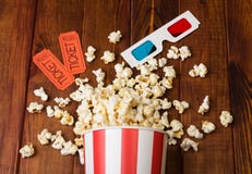 Löst popcorn i randig ask, två biljetter till bion och exponeringsglas 3D royaltyfria foton Löst popcorn i randig ask, två biljetter till bion och exponeringsglas 3D royaltyfria foton