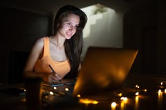M?dchen, das an dem Laptop Sp?t- arbeitet lizenzfreies stockbild M?dchen, das an dem Laptop Sp?t- arbeitet lizenzfreies stockbild