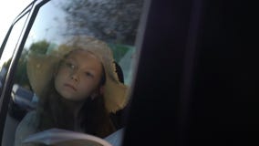 M?dchen-Lesebuch innerhalb des Autos im R?cksitze stock footage M?dchen-Lesebuch innerhalb des Autos im R?cksitze stock footage