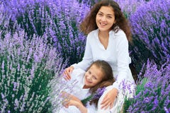 M?dchen sind auf dem Lavendelblumengebiet, sch?ne Sommerlandschaft stockfoto M?dchen sind auf dem Lavendelblumengebiet, sch?ne Sommerlandschaft stockfoto