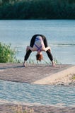M?dchensch?nheitsyoga-Sonnenaufgangsee drau?en stockbilder M?dchensch?nheitsyoga-Sonnenaufgangsee drau?en stockbilder