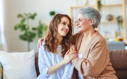 M?e idosa das gera??es felizes da fam?lia dois e filha adulta imagem de stock M?e idosa das gera??es felizes da fam?lia dois e filha adulta imagem de stock