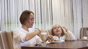 M?e nova bonita e pouca filha para comer junto o bolo em um caf? acolhedor vídeos de arquivo M?e nova bonita e pouca filha para comer junto o bolo em um caf? acolhedor vídeos de arquivo