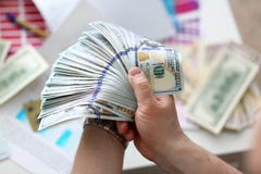 M?nnliche H?nde, die Geld vom enormen Satz z?hlen stockfotografie M?nnliche H?nde, die Geld vom enormen Satz z?hlen stockfotografie
