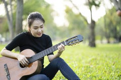 M?oda atrakcyjna kobieta bawi? si? gitar? akustyczn? zdjęcie royalty free M?oda atrakcyjna kobieta bawi? si? gitar? akustyczn? zdjęcie royalty free