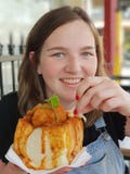 Młoda kobieta je królika chow fast food fotografia stock Młoda kobieta je królika chow fast food fotografia stock