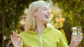 M?odej kobiety woda pitna Ładny czułość model patrzeje kamerę i przedstawienia ok Twarz portret kobieta z szkłem zdjęcie wideo M?odej kobiety woda pitna Ładny czułość model patrzeje kamerę i przedstawienia ok Twarz portret kobieta z szkłem zdjęcie wideo