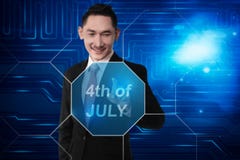 Młody azjatykci biznesmen dotyka wirtualnego tekst 4th Lipiec Zdjęcie Stock Młody azjatykci biznesmen dotyka wirtualnego tekst 4th Lipiec Zdjęcie Stock