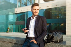 M?ody miastowy fachowy m??czyzna u?ywa m?drze telefon Biznesmena mienia mobilny smartphone u?ywa? app sms texting wiadomo?? jest obraz royalty free M?ody miastowy fachowy m??czyzna u?ywa m?drze telefon Biznesmena mienia mobilny smartphone u?ywa? app sms texting wiadomo?? jest obraz royalty free