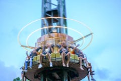 M?odzi przyjaciele zabaw? w parku Szcz??liwa facet przeja?d?ka na przyci?ganiach Rozrywka park, rozrywka, niebo dreszcz zdjęcie royalty free M?odzi przyjaciele zabaw? w parku Szcz??liwa facet przeja?d?ka na przyci?ganiach Rozrywka park, rozrywka, niebo dreszcz zdjęcie royalty free